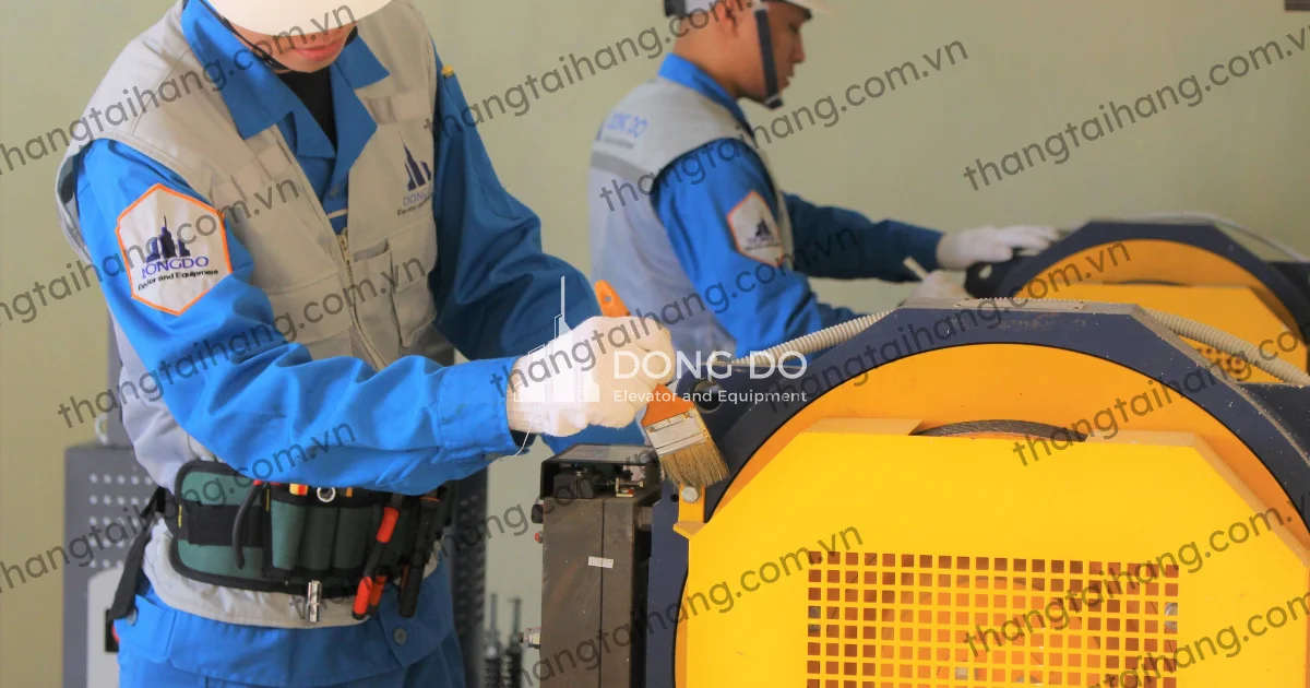 Nếu doanh nghiệp đang lắp đặt Thang tải hàng 2000kg, công suất motor phù hợp thường dao động từ 15kW đến 22kW